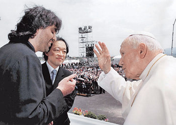 테너 안드레아 보첼리(왼쪽)가 2000년 5월 1일 노동절 특별미사에서 열창한 후 교황 요한 바오로 2세(오른쪽)로부터 격려의 말을 듣고 있다. 가운데는 당시 지휘를 맡은 정명훈. 동아일보 자료 사진