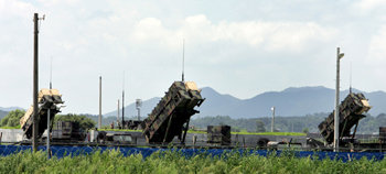 24일 광주 광산구 송정동 공군 광주비행장 인근에 주둔하고 있는 미8군 방공여단 방공대대, 일명 패트리엇 미사일 부대에 발사대가 나란히 서 있다. 광주=박영철  기자