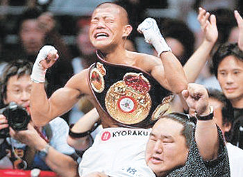 세계챔피언 타이틀을 차지한 뒤 환호하고 있는 가메다 고우키. 그를 어깨에 올려 놓고 있는 사람은 몽골 출신으로 일본 스모의 챔피언 격인 ‘요코즈나’에 오른 아사쇼류. 사진제공 장혁진 통신원