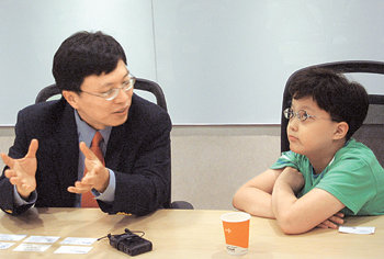 24일 중국 베이징에서 ‘한국의 천재 소년’ 송유근 군(오른쪽)이 해리 셤 마이크로소프트 아시아 연구소장을 만났다.베이징=김선미 기자
