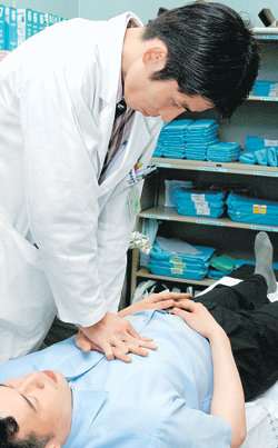 갑자기 실신해 숨을 쉬지 않으면 환자를 평편한 곳에 눕힌 뒤 먼저 기도를 유지해야 한다. 이어 인공호흡을 해도 숨을 쉬지 않으면 흉부 압박을 해야 한다. 사진 제공 삼성서울병원