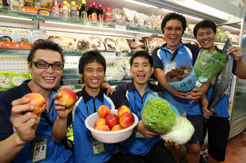“내 사업해야죠”서울 송파구 잠실동 홍익상가 내 ‘총각네 야채가게’의 총각 직원들의 환한 모습. 학생군사훈련단(ROTC) 장교에서 전역하자마자 6월 말 이곳에 입사한 정다운 씨(가운데)는 이곳에서 3년간 일을 배워 자기 사업을 시작하는 것이 꿈이다. 이훈구 기자