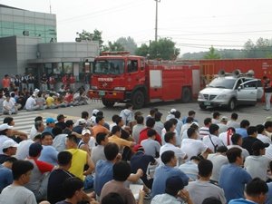 ‘출근저지투쟁’ 쌍용차 노조쌍용차가 노조원 3천여명이 사측의 구조조정 방침에 반발, 28일 오전 경기도 평택공장(칠괴동) 정문을 봉쇄한 채 관리직 출근 저지투쟁을 벌이고 있다.(평택=연합뉴스)