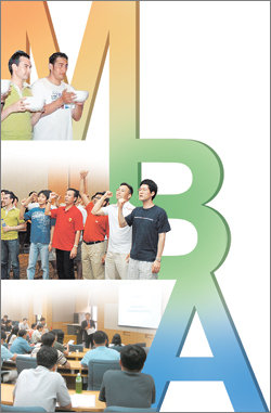국내 주요 대학들이 올해 가을학기에 경쟁적으로 ‘글로벌 MBA 과정’을 개설해 운영하고 있다. 고려대 글로벌 MBA의 외국인 신입생들이 오리엔테이션에서 ‘막걸리 사발식’(위)과 팀워크 강화 행사(가운데)에 참여하고 있다. 서울대 글로벌 MBA 과정도 전체 신입생 50명 중 8명을 외국 학생으로 뽑았다(아래). 사진 제공 고려대 서울대