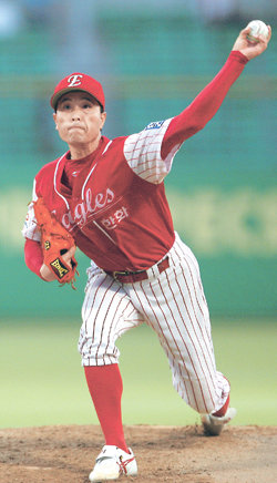 프로야구 통산 200승의 금자탑을 이룬 한화 송진우가 29일 KIA전에서 1회 입을 꾹 다문 채 힘차게 공을 뿌리고 있다. 그동안 방망이 불발로 번번이 200승 문턱에서 주저앉은 송진우는 이날만은 타선의 지원을 듬뿍 받으며 대기록을 작성했다. 광주=연합뉴스