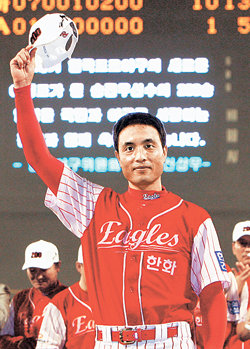 한화의 송진우가 29일 광주구장에서 벌어진 KIA와의 경기에서 한국 프로야구 사상 첫 개인 통산 200승 달성에 성공한 뒤 ‘200승 기념 모자’를 흔들며 관중들의 환호에 답하고 있다. 대기록 달성에 불과 1승을 남기고 4차례나 실패했던 그는 그때마다 “응원해 준 팬들에게 죄송하다. 다시 도전하겠다”고 각오를 다졌고 마침내 금자탑을 세웠다. 광주=연합뉴스