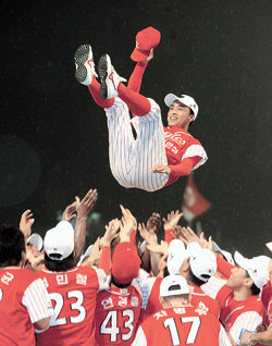 한화 송진우가 동료들이 200승 축하 헹가래를 올리자 미소짓고 있다. 광주=연합뉴스