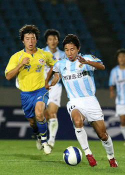 “따라와 봐”울산 현대 이천수(오른쪽)가 성남 일화와의 경기에서 김두현(왼쪽)을 따돌리고 골문을 향해 질주하고 있다. 성남=연합뉴스
