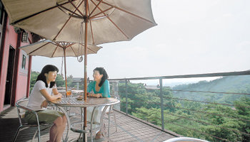 삼청각 일화당 2층의 테라스 레스토랑 ‘다소니’. 테라스에서 차와 식사를 즐기며 계절마다 달라지는 북악산 경치와 서울 전경을 감상할 수 있다.