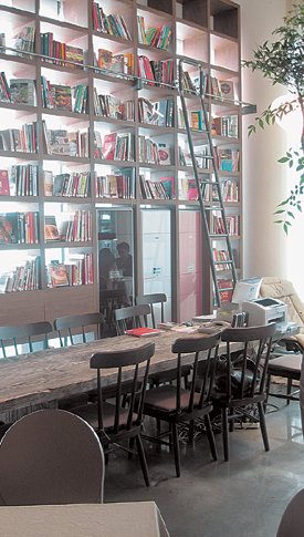 메트로폴리탄 음식점인 ‘비스트로 디’의 1층에는 푸드 전문 북카페인 ‘쿡 북 라이브러리’가 있다. 사진제공비스트로디
