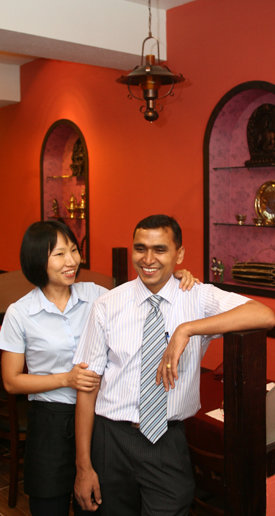 네팔 출신의 귀화인 서민수 씨와 한국인 아내 이지형 씨가 활짝 웃고 있다. 2000년 5월 결혼한 이들 부부는 한 달 전 문을 연 인도네팔요리전문점 ‘두르가’에서 미래를 설계하고 있다. 원대연 기자