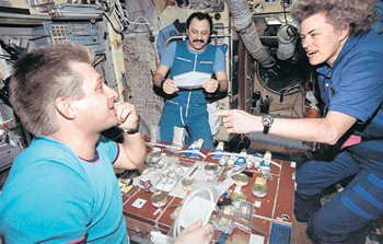 국제우주정거장(ISS) 우주인들의 즐거운 식사 시간. 깡통과 진공주머니, 튜브 등으로 포장된 각양각색의 음식이 눈길을 끈다. 최근 우주인들은 자신이 선호하는 음식을 중심으로 맞춤형 식단을 짤 수 있게 됐지만 음식 문제로 인한 스트레스는 쉽게 풀리지 않고 있다. 사진 제공 미국항공우주국