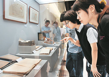 서울 성북구 안암동 고려대박물관에서 학생들이 ‘문과대학 설립 60주년 기념 특별전’을 관람하고 있다. 홍진환  기자