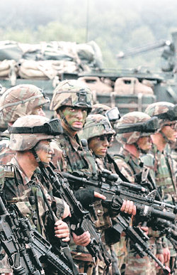 노무현 대통령은 지난달 31일 노태우 정부 시절부터 전시작전통제권 환수 계획을 세웠다고 했으나 당시 정부 당국자들은 사실과 다른 주장이라며 반박하고 있다. 사진은 2003년 경기 포천시 소재 미8군 로드리게스 사격훈련장에서 실시된 미군 신속배치 여단 ‘스트라이커’ 부대의 훈련 모습. 동아일보 자료 사진