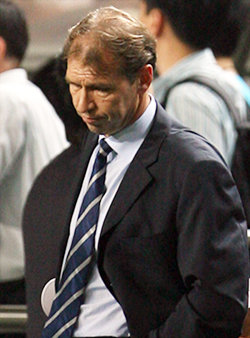 핌 베어벡 감독이 후반 종료 직전 한국이 이란에 동점골을 허용하자 낙담한 표정을 짓고 있다. 연합뉴스