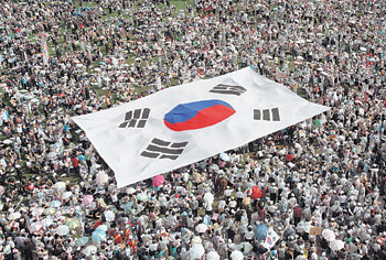 한국기독교총연합회와 재향군인회 등 200여 개 시민단체 회원 5만여 명이 2일 오후 서울시청 앞 서울광장에서 ‘대한민국을 위한 비상구국기도회와 국민대회’를 열고 전시작전통제권 한국 정부 단독 행사 유보와 사립학교법 재개정을 촉구했다. 이날 참석한 시민들은 대회 중 상징적인 의미로 대형 태극기를 머리 위로 쳐들고 있었다. 전영한 기자