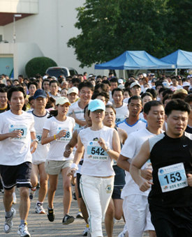 2일 서울 송파구 방이동 올림픽공원에서 열린 우리나라 최초의 우주인 선발 기초체력평가 대회에 참가한 지원자들이 출발선을 나서고 있다. 이번 평가를 통과하기 위해 남자는 23분, 여자는 28분 안에 3.5km 구간을 완주해야 했다. 전영한 기자