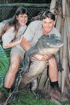 1999년 2.7m가 넘는 악어를 뒤에서 안고 포즈를 취한 ‘악어 사냥꾼’ 스티브 어윈 씨. 왼쪽은 미국인 부인 테리 씨. AP 자료사진