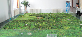 ‘백두산 공정’ 밑그림 중국 지린 성 옌볜 조선족자치주 안투 현 얼다오바이허 진 창바이산보호개발구관리위원회 청사 1층에 있는 백두산 개발 모형도. 중국이 계획하고 있는 백두산 개발의 청사진을 한눈에 볼 수 있다. 옌볜=하종대 특파원