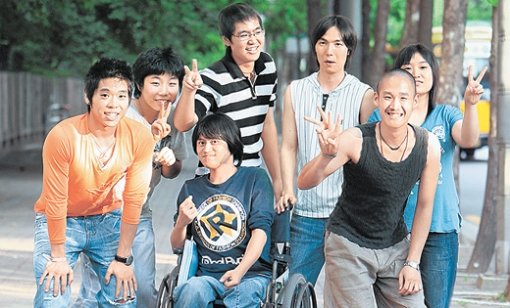 30일 열리는 제30회 MBC 대학가요제 본선에 오른 7인조 록밴드 ‘Z’. 1급 시각장애인 홍득길 씨(오른쪽에서 세 번째)와 2급 지체장애인 이민호 씨(가운데 휠체어 탄 사람)가 결성했다. 사진 제공 MBC