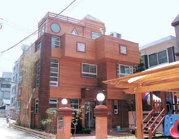서울 은평구 대조동 옛 파출소 건물을 개조해 만든 꿈나무 어린이도서실. 건물 안팎을 원목으로 만들고 1, 2층에 온돌을 깔아 어린이들이 집에서처럼 뒹굴뒹굴 구르며 책을 읽을 수 있다. 사진 제공 대조동 꿈나무 어린이도서실