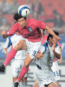 첫골은 머리로정조국(왼쪽)이 전반 5분 송종국이 올려준 볼을 헤딩으로 받아 넣어 한국의 두 번째 골을 터뜨리고 있다. 정조국은 전반 인저리타임과 후반 44분 각각 한 골을 추가해 해트트릭을 기록했다. 수원=연합뉴스