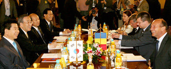 루마니아를 방문 중인 노무현 대통령이 6일 트라이안 버세스쿠 루마니아 대통령과 부쿠레슈티 대통령궁에서 확대 정상회담을 하고 있다. 부쿠레슈티=석동률 기자