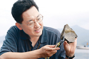 전국 방방곡곡을 누비며 공룡 화석을 찾아 ‘잃어버린 사슬’을 복원하고 있는 임종덕 서울대 교수.