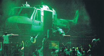 영상과 무대가 결합된 뮤지컬 ‘미스 사이공’. ‘미스 사이공’에서 유명한 헬기 장면은 이번 공연에서 3D 영상으로 처리된다. 사진 제공 CMI