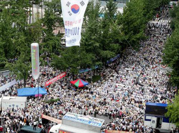 8일 서울 시청 뒤쪽에서 열린 '한미동맹 파괴 저지 국민대회'에서 참석자들이 태극기를 흔들며 구호를 외치고 있다. 연합