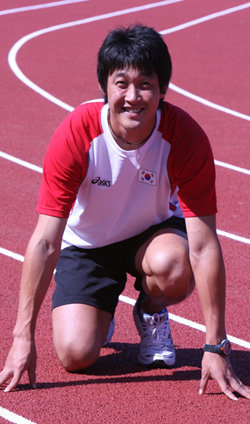태릉선수촌 내 운동장 트랙에서 스타트 자세를 취한 전덕형. 그는 27년 묵은 육상 남자 100m의 한국 기록(10초 34)을 깰 기대주로 주목받고 있다. 이훈구  기자