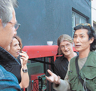 미국에서 활동 중인 한인 건축가 박경동 씨(오른쪽)가 발칸 반도의 주요 도시를 연결하는 ‘잃어버린 고속도로탐험대’ 대장정 도중 함께 참여한 동료들과 이야기하고 있다. 사진 출처 ‘잃어버린 고속도로탐험대’