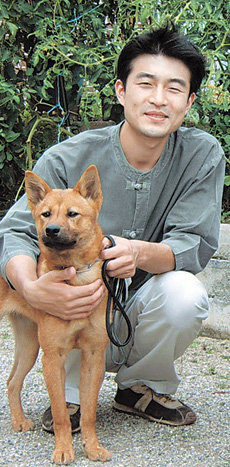 프랑스로 수출될 진돗개를 안고 있는 진예찬 씨. 연합뉴스