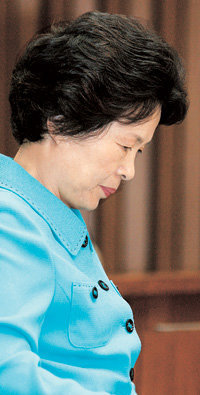 굳은 표정8일 오전 국회에서 열린 헌법재판소장 인사청문회에서 전효숙 헌재 소장 후보자가 굳은 표정으로 답변할 내용을 생각하고 있다. 전영한  기자