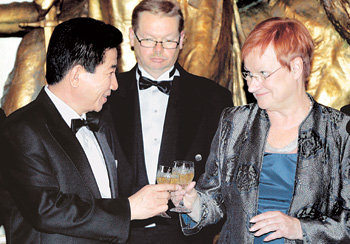 국빈만찬 건배유럽을 순방 중인 노무현 대통령(왼쪽)이 7일 오후 핀란드 대통령궁에서 열린 국빈만찬에서 타르야 할로넨 핀란드 대통령과 건배를 하고 있다. 헬싱키=석동률 기자