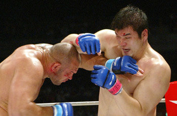 민속씨름 ‘천하장사’ 출신 이태현(오른쪽)이 10일 히카르두 모라에스와의 이종격투기 프라이드 데뷔전 1라운드에서 힘겹게 난타전을 벌이고 있다. 연합뉴스