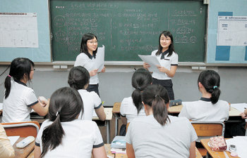 5일 경기 평택시 송탄여고에서 열린 논술수업. 3학년 유민아 양(왼쪽)과 심고은 양이 스스로 만든 논술문제와 답안을 발표하고 있다. 김재영 기자