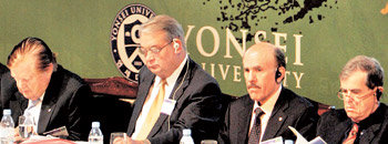 11일 연세대에서 열린 ‘연세노벨포럼’에 초청된 세계 각국의 노벨상 수상자들이 정창영 연세대 총장의 환영사를 듣고 있다. 왼쪽부터 로버트 먼델(1999년·경제학상), 페리드 머래드(1998년·의학생리학상), 루이스 이그내로(1998년·의학생리학상), 아론 치에하노베르(2004년·화학상) 씨.
