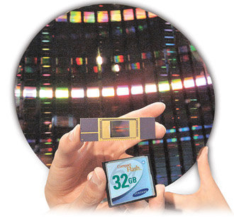 ‘40나노 32기가비트(Gb) 낸드 플래시메모리’ 칩(가운데)과 이를 응용한 32기가바이트(GB) 메모리카드(아래쪽). 안철민 기자