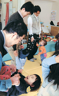 일본 도쿄의 한 어린이 교육시설에서 육아 프로그램에 참여하고 있는 아버지들. 사진 제공 아사히신문