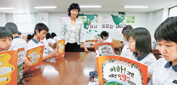 12일 서울 용마중학교 2학년 3반 학생들이 교사가 수레에 담아 온 책을 읽고 있다. 학생들은 책을 읽으며 생각을 나누고 자신의 미래 희망을 가꾼다. 김미옥  기자