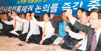 한나라 “정상회담서 작전권 거론 말라” 최구식 의원 등 한나라당 의원 10여 명이 13일 저녁부터 국회 본회의장 앞에서 “노무현 대통령은 한미 정상회담에서 전시작전통제권 문제를 거론하지 말라”며 시한부 농성에 들어갔다. 강재섭 대표(오른쪽)와 김형오 원내대표가 오후 10시경 이들을 격려 방문해 함께 구호를 외치고 있다. 이 농성은 한미 정상회담이 끝나는 15일 새벽까지 계속될 예정이다. 박영대 기자