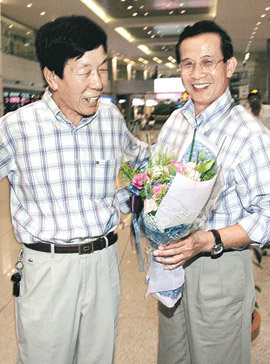 7일 오후 인천공항에서 전제용 씨(왼쪽)와 베트남인 피터 응우옌 씨가 재회의 기쁨을 나누고 있다. 연합뉴스