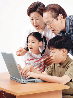 효도 보험은 부모님의 노후 생활에 실질적인 도움을 주는 추석 선물이 될 수 있다. 동아일보 자료 사진