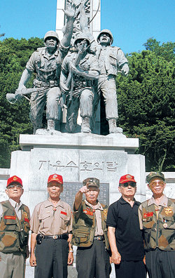 역전의 용사들‘9·15 인천상륙작전 참전용사회’ 김장열 회장(가운데)과 회원들이 자유 수호의 탑 앞에서 상륙작전이 처음 시작된 월미도 앞바다를 바라보고 있다. 이들은 상륙작전에 참가한 공로로 모두 충무·화랑무공훈장을 받았다. 왼쪽부터 강복득 최석원 김장열 부태삼 허영철 씨. 황금천 기자