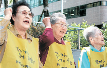 위안부 할머니들 “日범죄 인정한 美결의문 환영”미국 하원 국제관계위원회가 13일 제2차 세계대전 당시 일본의 군위안부 동원 관련 결의안을 만장일치로 가결했다. 결의문은 “위안부의 비극은 20세기 최대 인신매매의 하나”라며 일본 정부의 책임 인정과 배상 논의 등을 촉구했다. 한국정신대문제대책협의회와 위안부 피해 할머니들이 14일 서울 종로구 주한 일본대사관 앞에서 “일본 정부는 즉각 결의문을 수용하라”는 구호를 외치고 있다. 연합뉴스