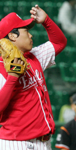 허탈‘괴물신인’ 류현진(한화)이 14일 SK와의 경기에서 8회 박재홍에게 적시타를 맞은 뒤 허탈한 표정을 짓고 있다. 류현진은 8이닝을 1실점으로 잘 막았으나 팀 타선 부진으로 완투패했다. 인천=연합뉴스