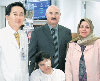 12일 건국대병원에서 시력 회복 수술을 받은 랜드 양(앞줄 가운데)과 쿠다이에르 장군 부부, 수술을 집도한 김형찬 교수(왼쪽). 사진 제공 합참