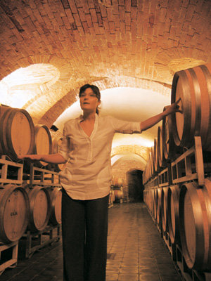 이탈리아 피에몬테 지방의 와인명가 가야의 창업 4대손인 가이아 가야. 알바 근방 바르바레스코 와이너리의 지하셀러다.