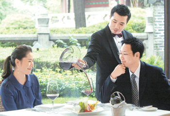 서울 웨스틴조선호텔 소믈리에 김시균 씨가 컨티넨탈 레스토랑 나인스게이트에서 고객들에게 D.O.C.G 등급의 이탈리아 와인 키안티 클라시코 리세르바 2003년산을 디캔팅하고 있다. 디캔팅은 침전물을 없애고 맛을 부드럽게 하기 위해 와인을 디캔터(Decanter)란 용기에 옮겨 따르는 것. 원대연 기자